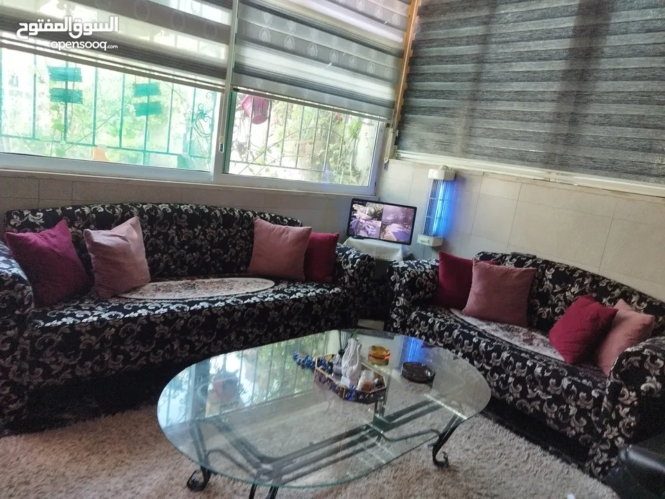 طاولة وسطية معدن وزحاج وتنين جانبيات خشب اسود ايكيا وسجلونتين ثلاثية  بتفتح بكس ثنائية وكرسين انتيكا