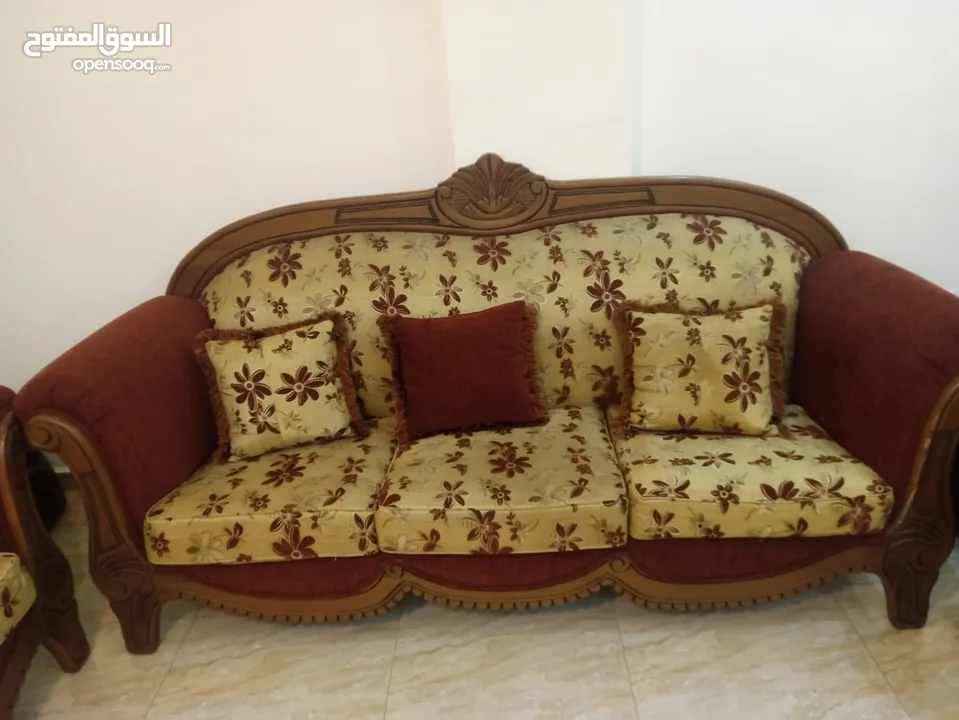 كنب ضيوف تفصيل خشب زان مستعمل بحالة شبه جديدة خامة ممتازة وتصميم فخم - مريح وألوان جميلة  - لا يفوتك