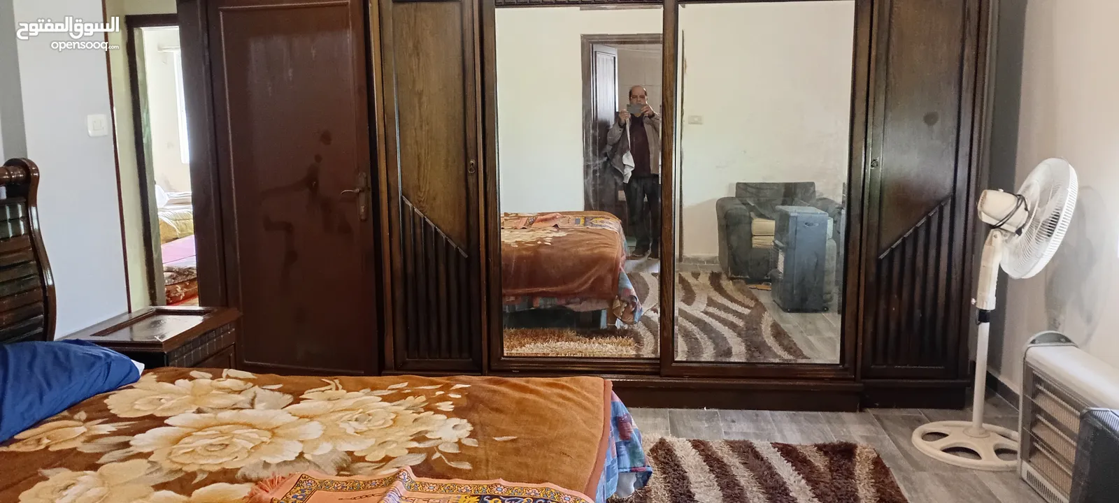 للايجار شقه مفروش ثلاثه نوم ثلاث حمامات صاله وصالون وبلكونه طابق اول مطله يوجد مصعد وحارس عماره هاد