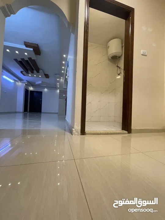 شقه بمدخل مستقل فاخره ومميزه  طابق ارضي مجمع عمان جديد