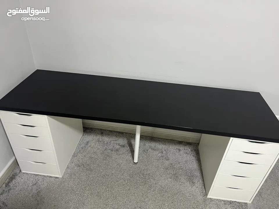 مكتب للدراسة والشغل ايكيا باللون الاسود والابيض كبير
