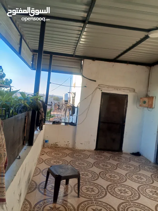 بيت مستقل تقريبا مزرعه مشيكه كامله مزروعع عنب وحمضيات مساحه البناء 160م وغرفه خارجيه 40م الواقع احلا