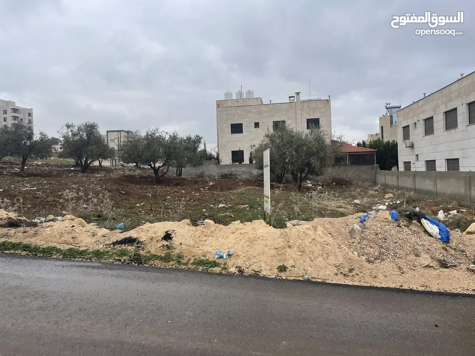 للبيع قطعة ارض صخرية بموقع مميز محاطه بفلل مساحه 683 متر واجه جنوبيه 22 متر الحصن دبات ابو النصر