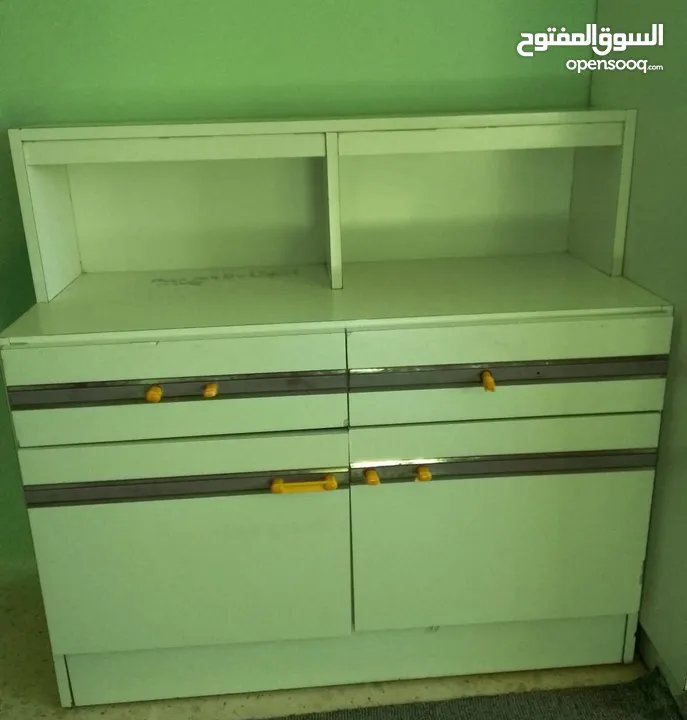 غرفة نوم تخت وخزانه وتوابع