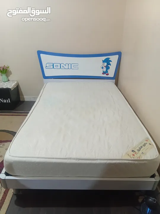 سرير مفرد ونص مع الفرشات