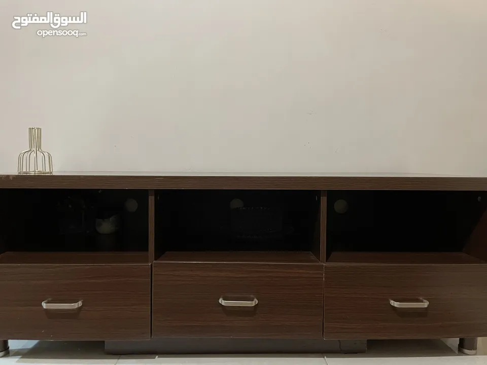 طاولة تلفزيون بحالة ممتازة من هوم ستنر
