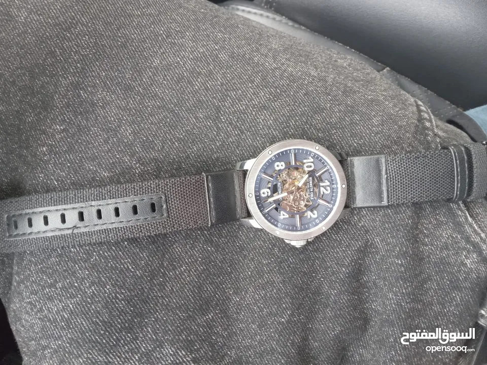 ساعة Kenneth Cole  بحالة ممتازة اصلي ممتازة ممتازة ممتازة