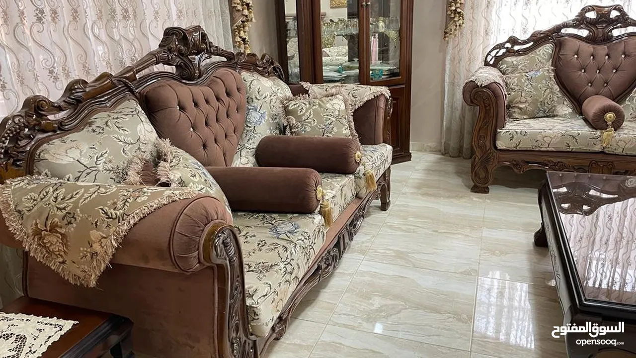 طقم كنب 7 مقاعد شبه جديد مع طربيزات