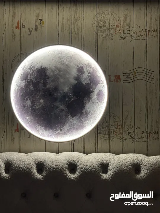 القمر الجداري المضيئ