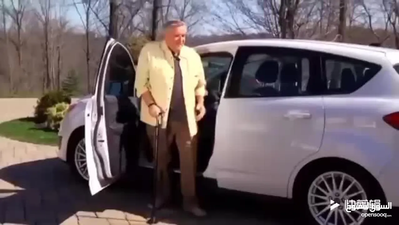 عكاز الطبي 4 في 1 MAGIC CANE لون اسود قابل للطي و مانع انزلاق و جرس انذار و كشاف