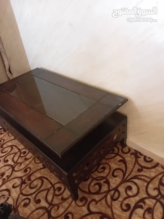 طقم كنب خشب زان مصري 9 مقاعد تفصيل بحاله ممتازه للبيع  + طقم طاولات عدد 3 +سجاده 5×5  + برادي عدد 2