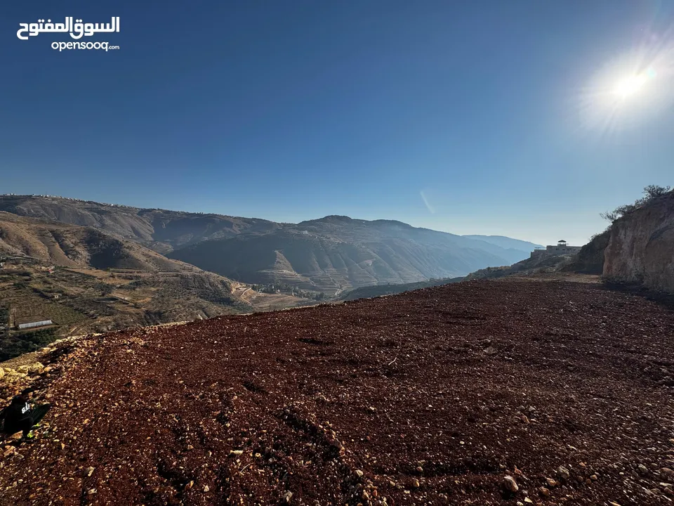 مزرعة مميزة في   البحاث و وادي الشتاء السياحي على اعلى قمة و مخدومة بالكامل ومروية من نبع البحاث