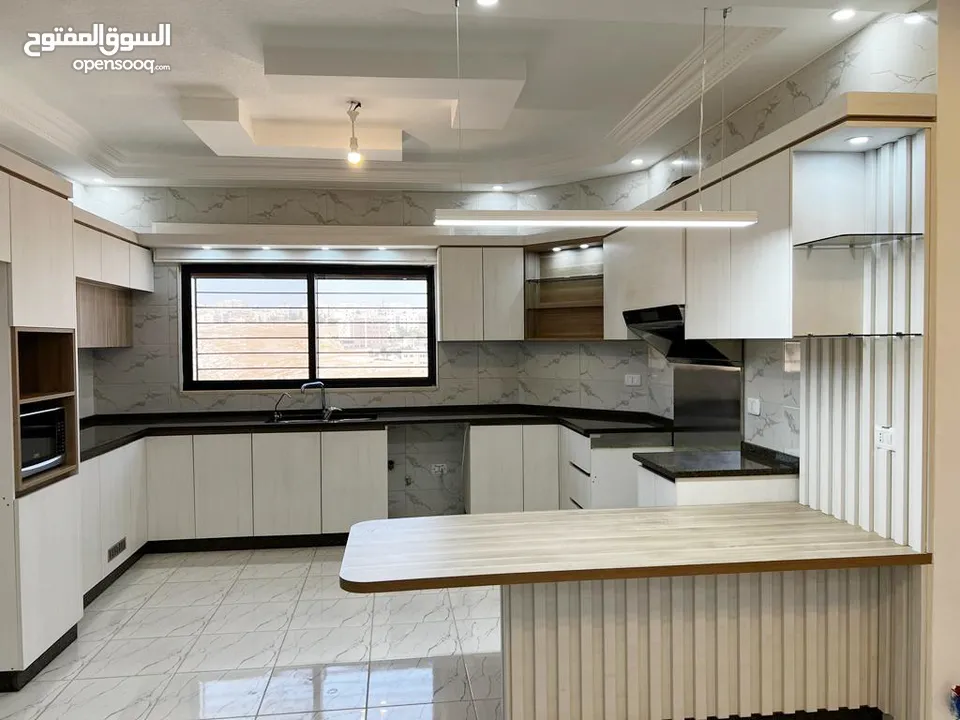 شقة استثمارية  للبيع بسعر مغري مع مطبخ وديكورات خشبية مميزة