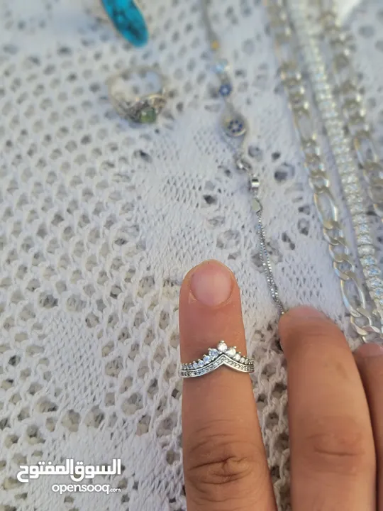 فضه سنسال وزنه 33 اسوارة وزها 19 وفي خاتمين باندورا وخاتم فيروز وخاتمين ستاتي واسوارة عين زرقا وخاتم