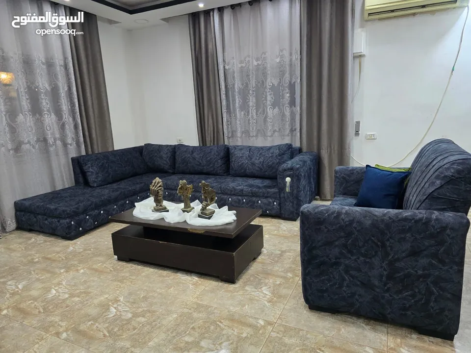 جدد غرفة ضيوفك.. طقم كورنر 9 مقاعد لون اسود قماشه ووتربروف خشب سويد استعمال بسيط جدا اقل من شهر