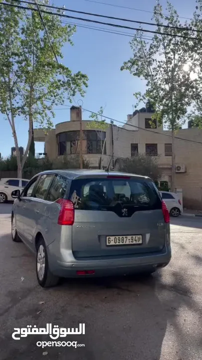 سيارة بيجو 5008