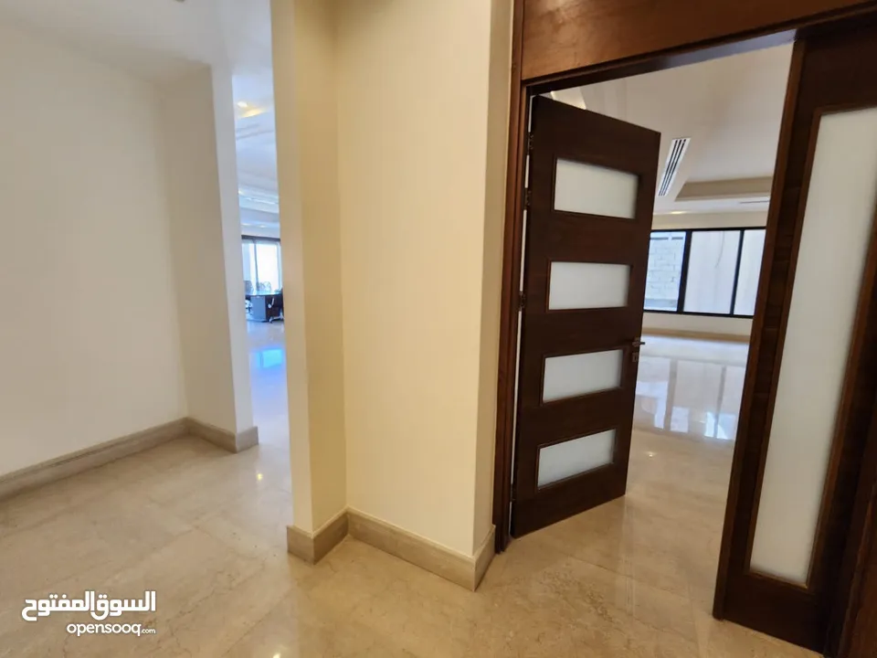 شقة طابقية فاخرة للبيع في عبدون  ref : 14389