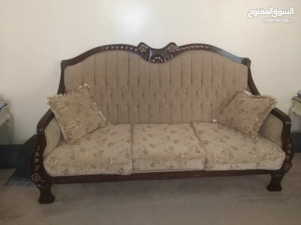 طقم كنب لون بيج خشي ثقيل حفر