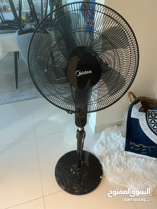 مروحة عامودية media مع ريموت للبيع a Fan for sale