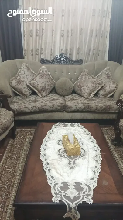 طقم كنب للبيع بحالة الجيدة مع 3 طاولات