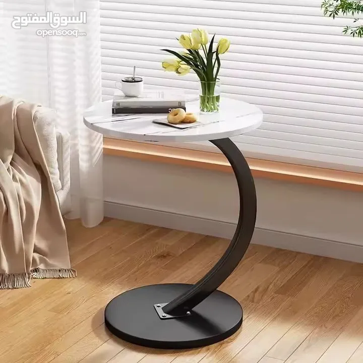 طاولة جانبية مستديرة شكل C – تصميم عصري أنيق، خشب MDF وهيكل حديد متين، تتحمل 20 كغم مثالية وانيقة
