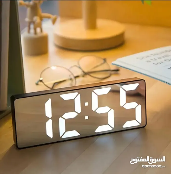 ساعة رقمية LED أنيقة مع منبه