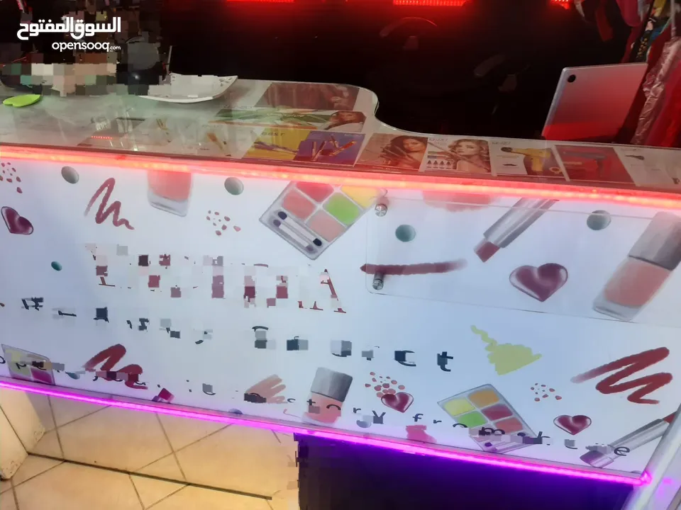 وحدات رفوف خشب  وكاونترات للبيع مستعمل في حالة الجديد