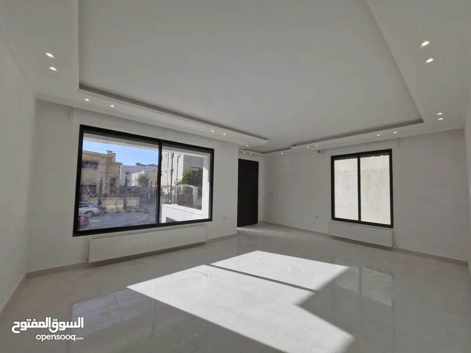 شقة طابق ارضي مميزة للبيع بمساحة 196 م بنظام شبه ڤيلا ،ثلاث مداخل مع ترسات واسعة وتشطيبات راقية .