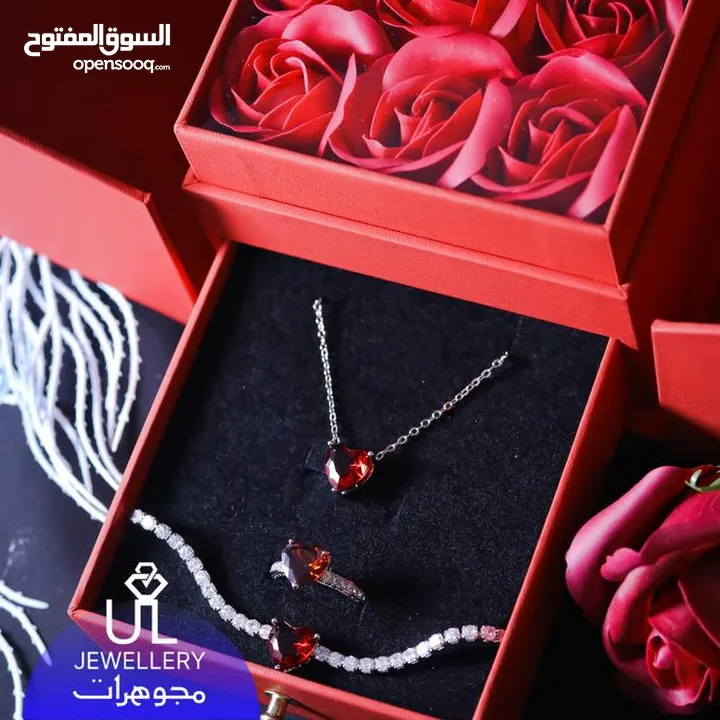 طقم PANDORA بنبونه المميز