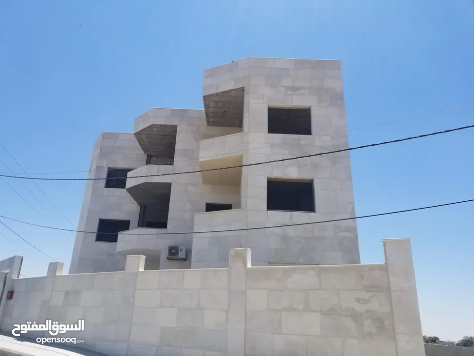 عمارة بتصميم فيلا في اجمل مناطق مرج الحمام قرب ترخيص غرب عمان موقع مميز جدا و ذات اطلاله خلابه