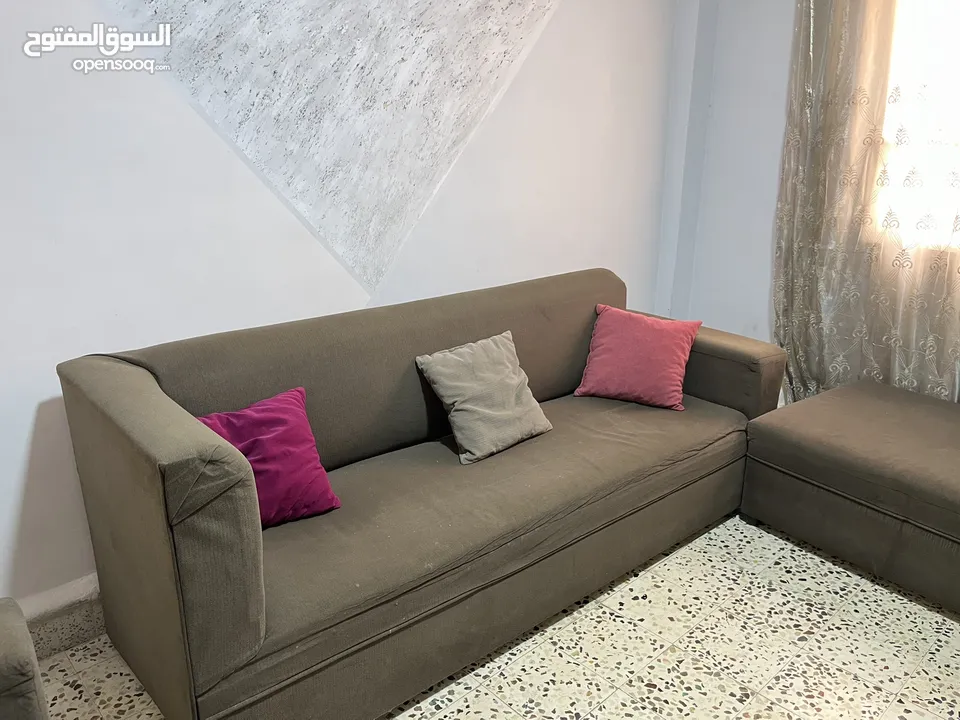 طقمين كنبايات مع طاولة