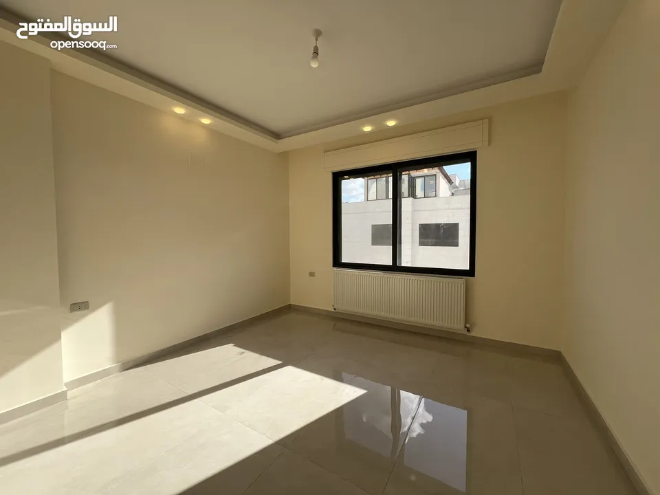 شقة أرضية فاخرة للبيع طريق المطار الحويطي خلف المدارس العالمية .. بسعر لقطة
