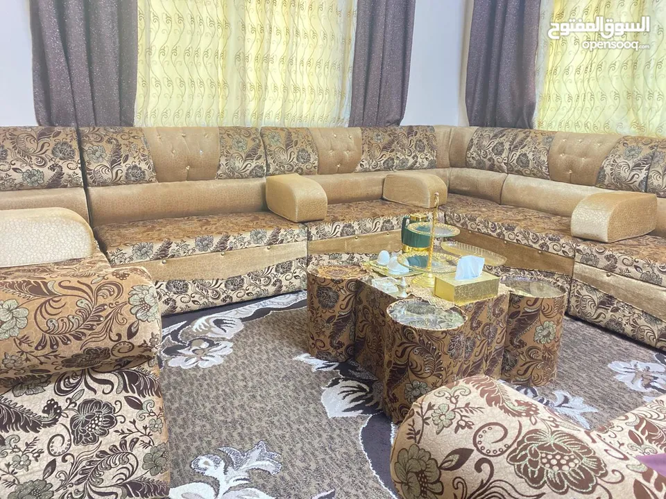 مجلس غرفة ضيوف نادر الاستعمال  3.5×3.5 7 مقاعد مجوز و 3 زوايا و اربع مساند مع طاولة و 4 طربيزات