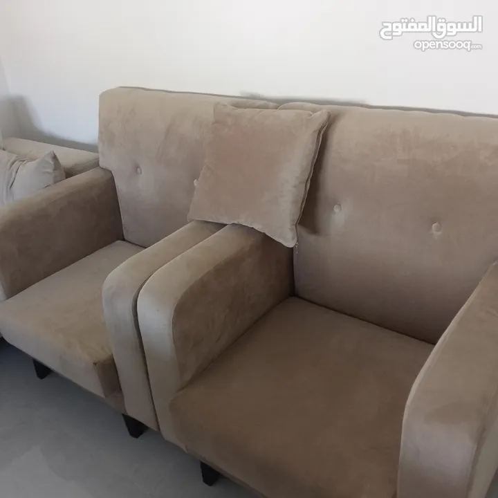 طقم جلوس وطاوله صغيره من ايكيا مع  4 كراسي للبيع