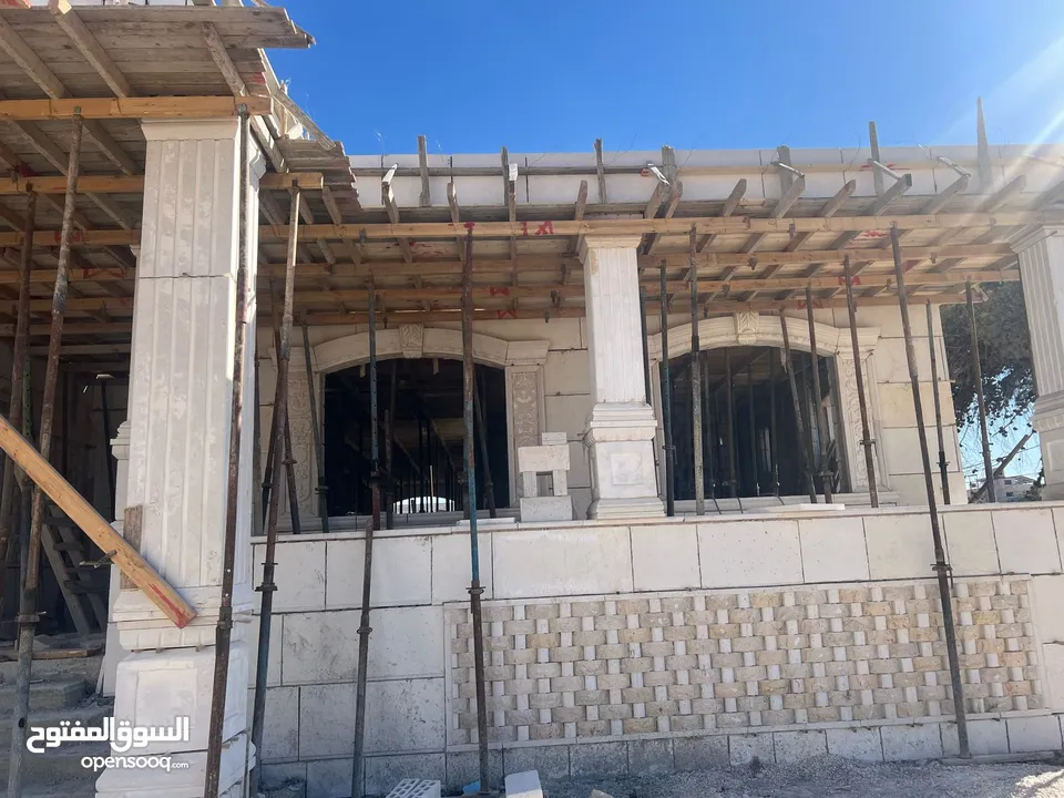 فيلا عظم 560م على قطعة أرض 1035متر على شارع البترا للبيع