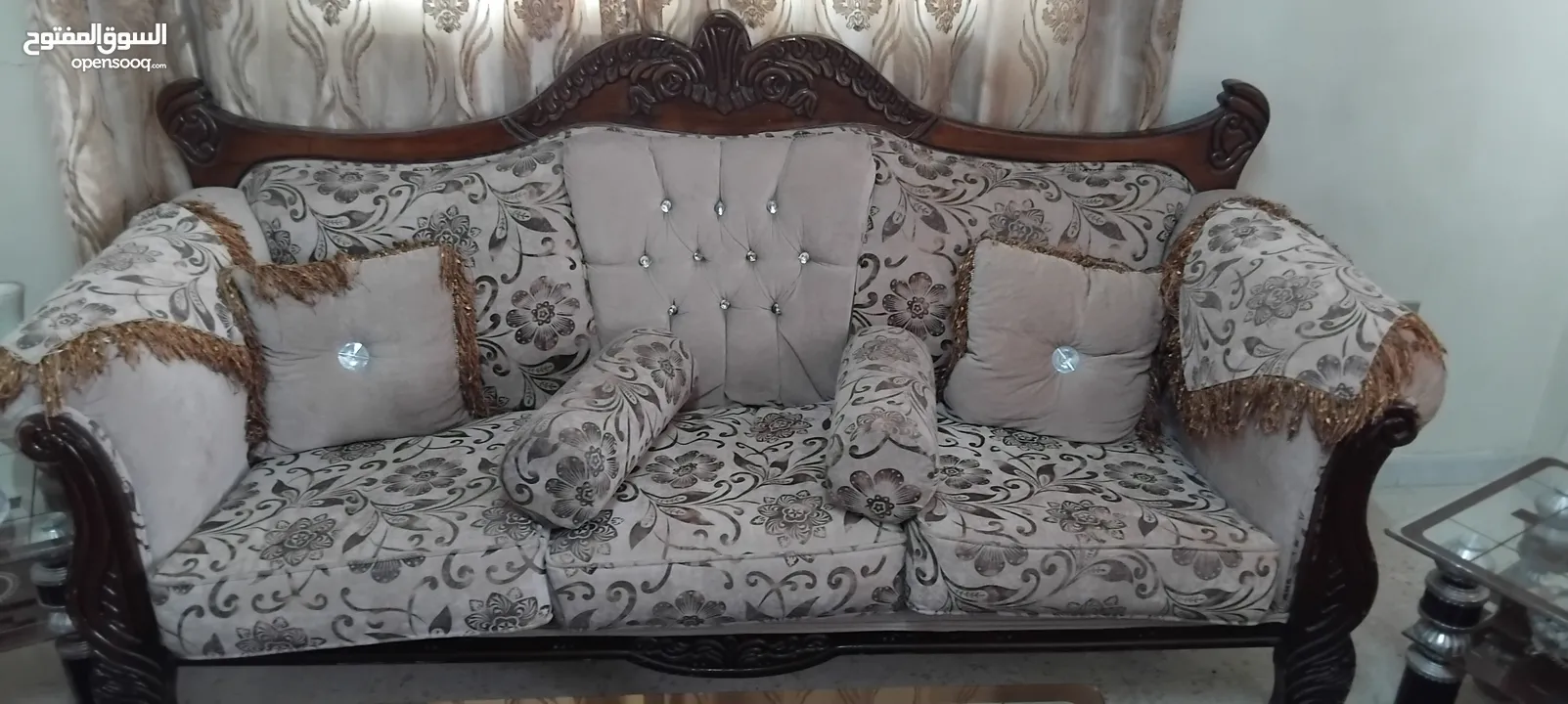 كنب للبيع استعمال بسيط شبه جديد  مع الطرابيزات