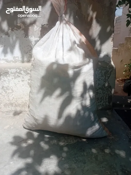 شوال خبز يابس غير مطحون