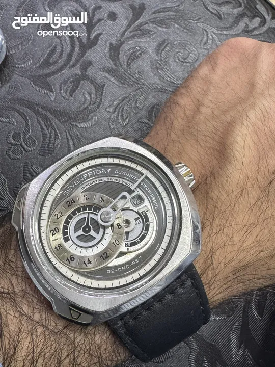 للبيع او البدل على ابل ووتش  ساعه sevenfriday اورجنال