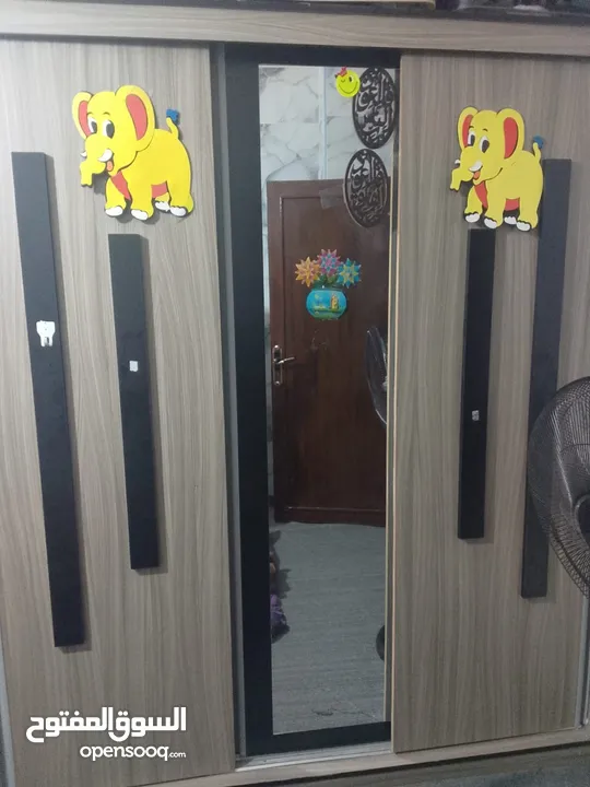 غرفه نوم بناتي بحاله ممتازه تختين وتسريحه وكومودينه وخزانه