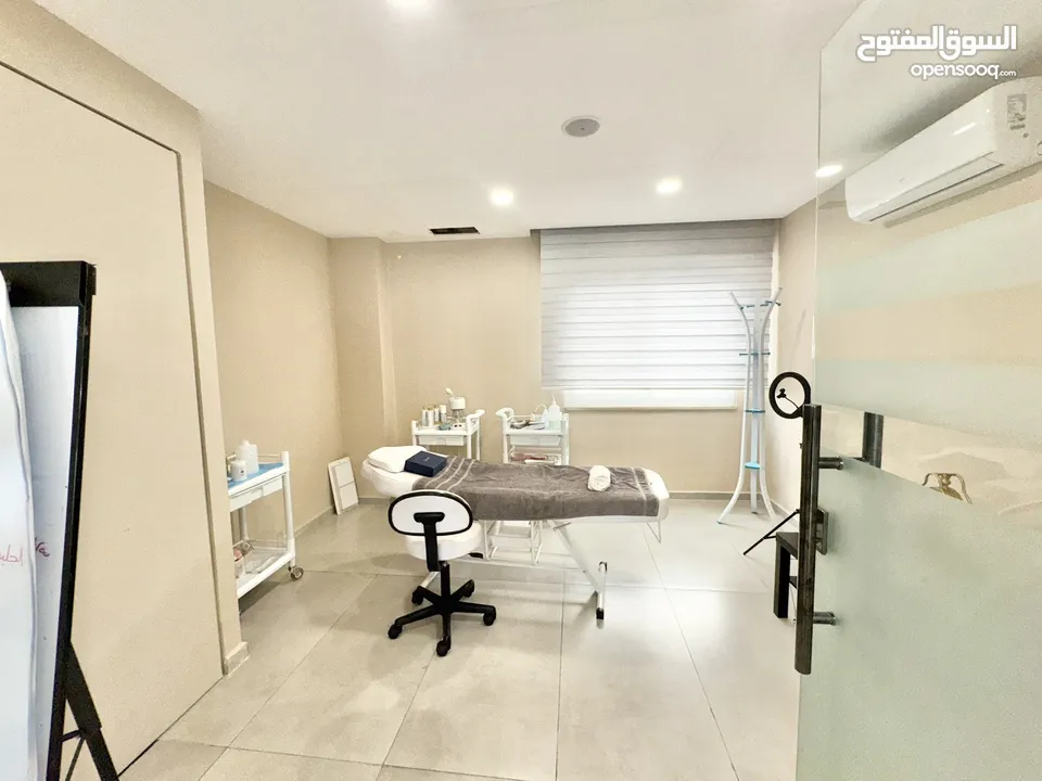 عيادة تجميل مع معدات حديثة للايجار بالخلو