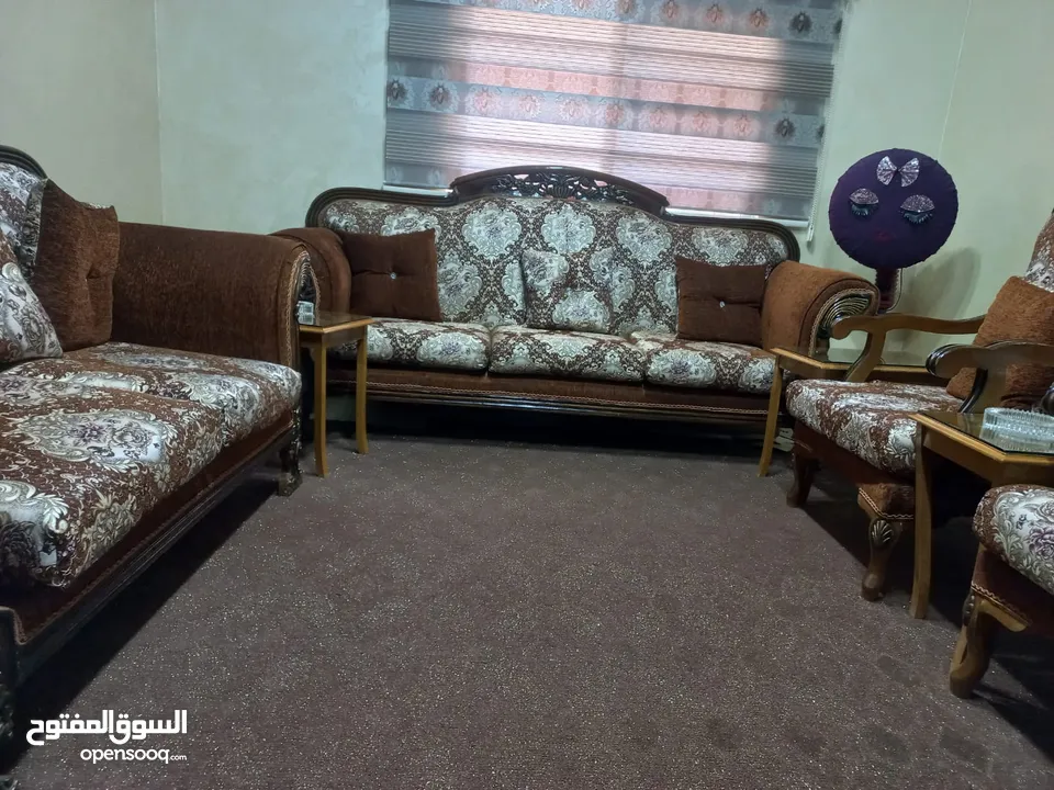 طقم كنب  جديد للبيع مع طاولات  خشب زان  وسجادة
