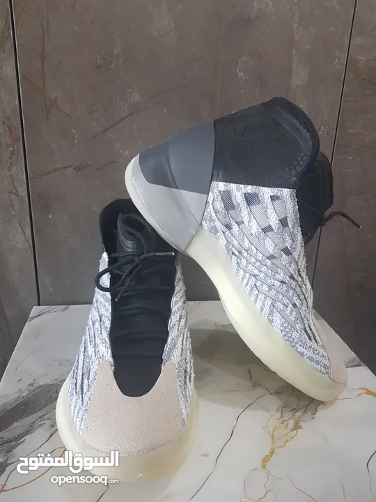 مقاس 44 YEEZY الاصلي