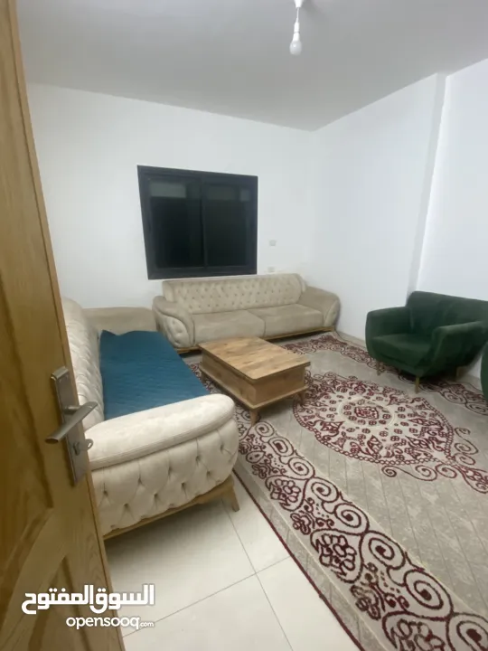 طقم كنب ابيض مع اخضرمستعمل فقط   وفي احتمال المناقشه في السعر