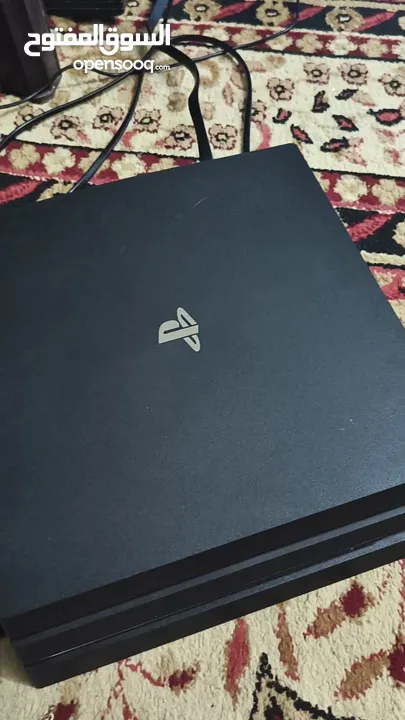 (Playstation 4 pro (1T بلايستيشن 4 برو 1 تيرا  امريكيه مع الكرتونه و ايد اصليه و وحده كوبي PS4 (1T)