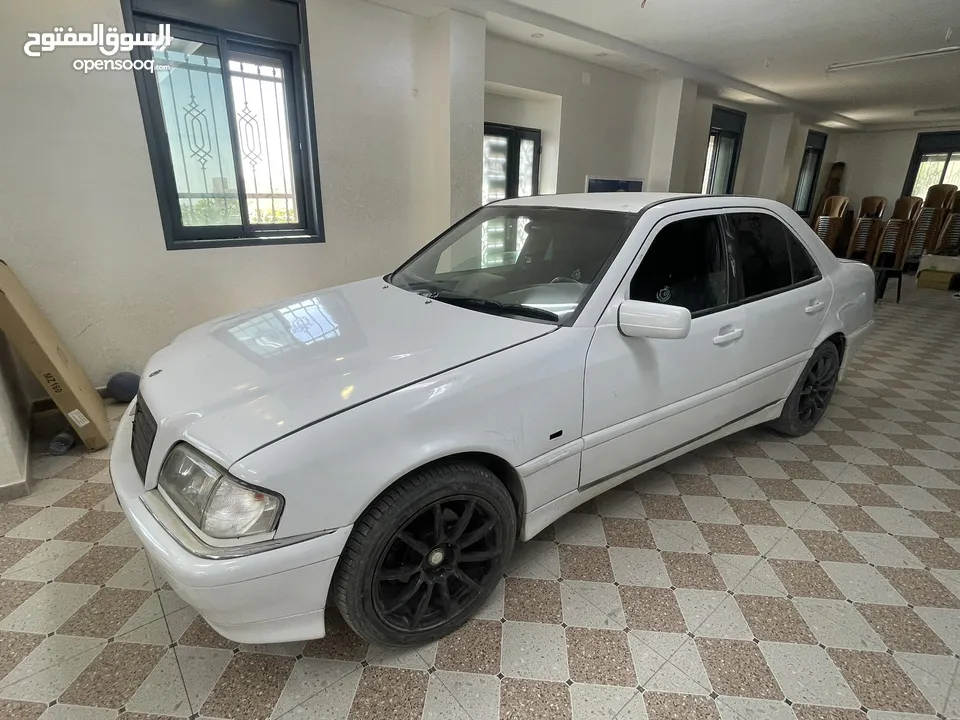 مرسيدس شبابية W202 / C220 1996 سيارة مصروفها ؟؟ — ممتاز جدا  / لون ابيض سادة