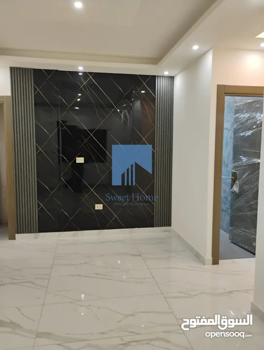 شقة أرضية فاخرة للبيع في الجاردنز  - خلف الدستور 155م مع ترس 25م تشطيب سوبر ديلوكس لم تسكن
