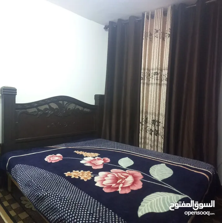 غرفة نوم بحالة جيدة جدا بدون فرشة
