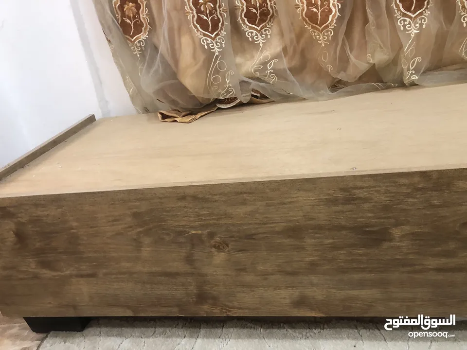 خشب كورنر شبه جديد خمس قطع للبيع خشب  ثقيل يستخدم لرفع لفراش العربي عن الارض او تغصيل فراش على مقاسه