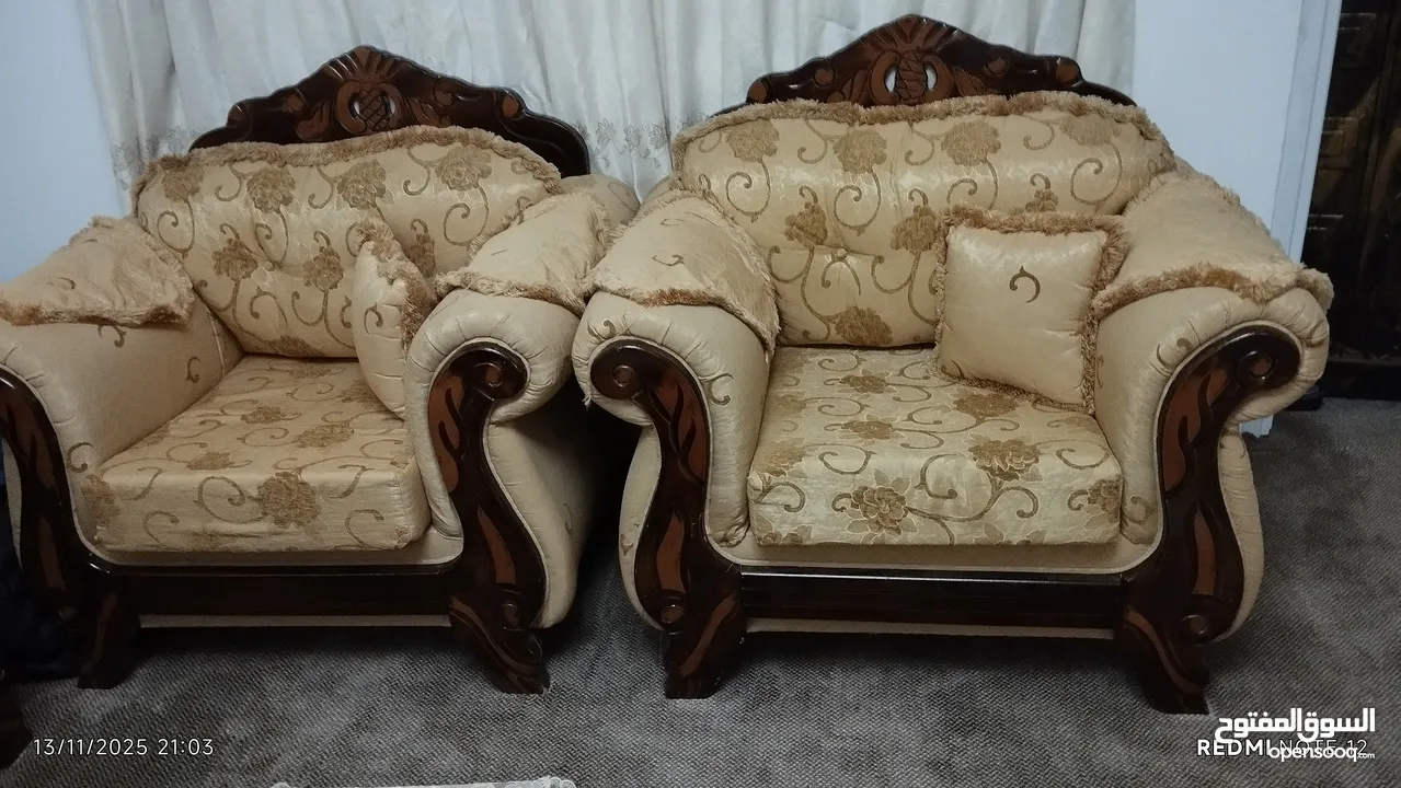 طقم كنب 7 مقاعد مستعمل شبه جديد خشب قوي و تفصيل ممتاز . موجود في بيتا نابلس . المعني يتواصل على الرق