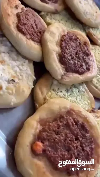 طعام منزلي لذيذ وحلويات مثل حلويات السينابون او الكيك او معجنات او معمول العيد وعرايس لذيذة جدا